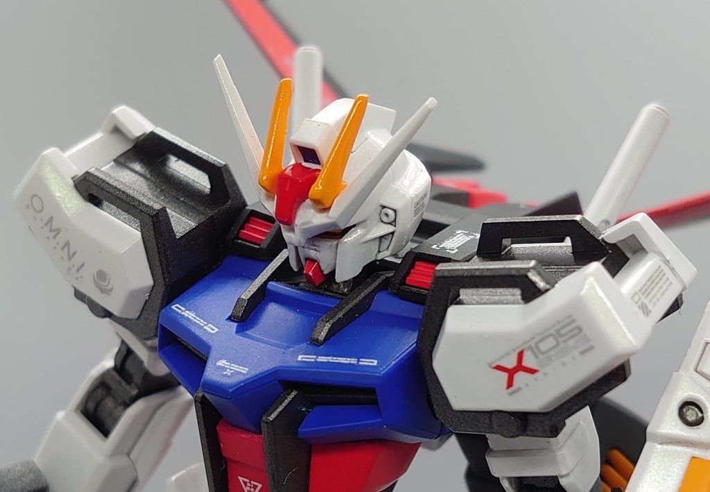 人のプラモだったので練習とは言え緊張しました。実はseed自体1度も見た事が無くエールストライクとはなんぞや?普通のストライクとは何が違うのだ?と言う感じからスタートです飛行ユニットが付くとエールになると教えて戴いたけど合ってるのかな?