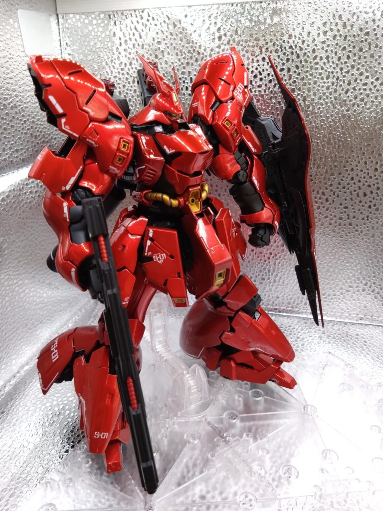 塗装は全て黒サフを吹いたあと、クレオススーパーシルバー、アイスシルバー、ラフゴールドの３色吹いて、クリアーレッド吹きました。厳密には３色なんですが、ほぼ２色に見えますね……  