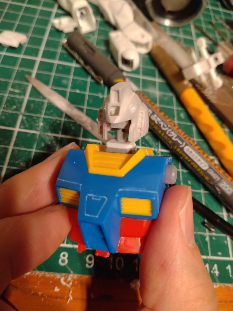 胴体側の首元を四角く切り抜き、固定接続だった首パーツを手直して埋め込み。 頭部はBJの軸にプラパイプを被せ、MSジョイントの穴にそのまま差し込んでいます。