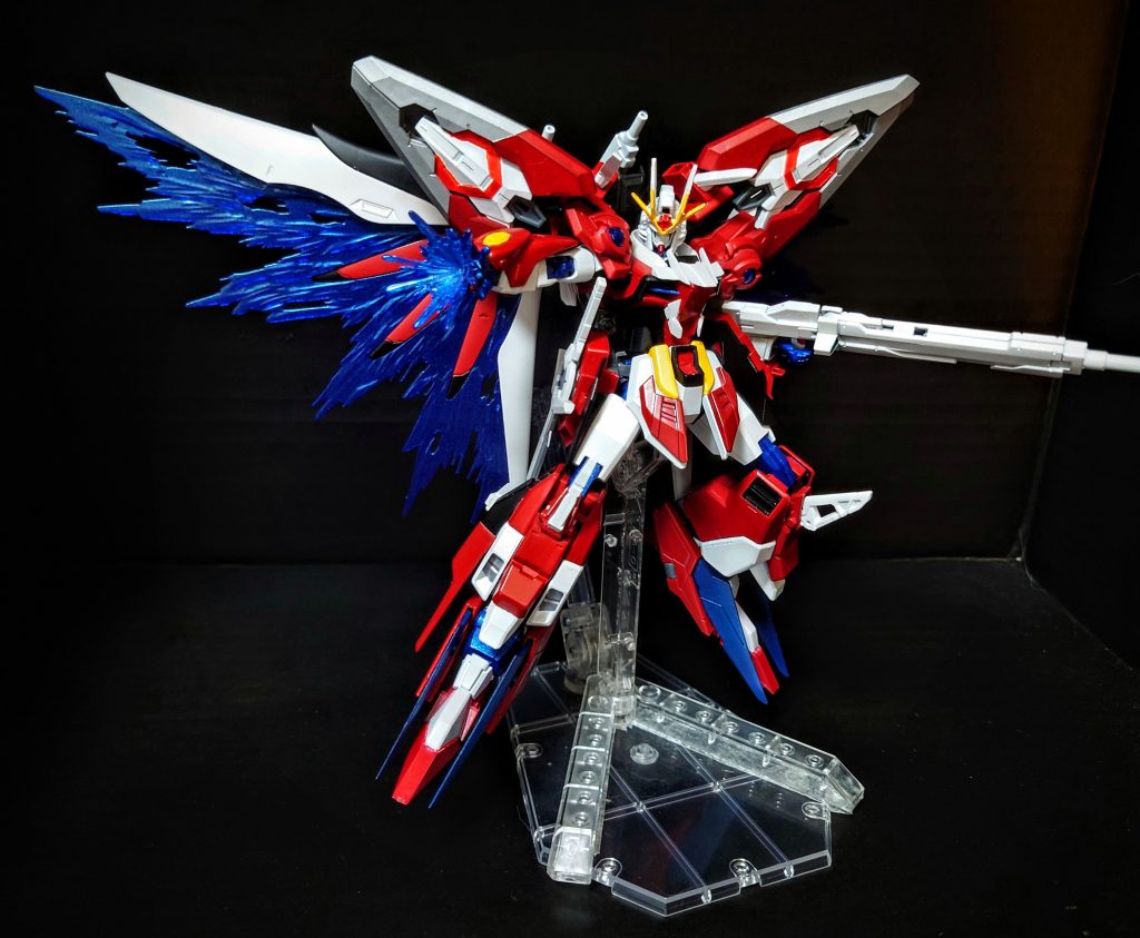 パケ絵風ポーズライフルの上下が反転してることに今気が付きましたダブルオーダイバーのバックパックにデスティニーのバックパックを付けている関係でめちゃくちゃバックヘビーのため簡易スタンド+魂ステージの力技でなんとか…