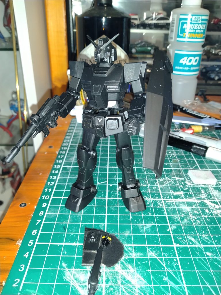 仮組み、サフ吹き黒いガンダム・・・!腰パーツ前面のV字はキットではシール再現だったので、プラ板を切り出し接着しました。