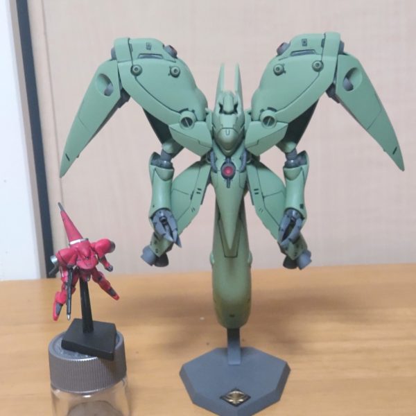 HGメカニクス GP03 デンドロビウムガーベラ・テトラ、先に作りました。本体出来ちゃうと絶対作らないガーベラ作りました。チマチマ塗りました。大きさ比較のため、HGM ノイエ・ジール、棚の奥から出してきました。デンドロビウムの後、リメイクしたいと思いますが隠し腕とか見つかりませんでした😅、説明書も無いので確実に捨ててますね😓。（3枚目）