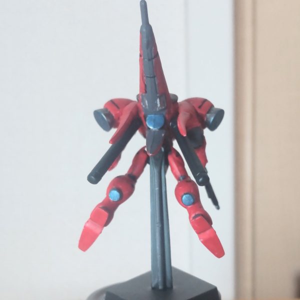 HGメカニクス GP03 デンドロビウムガーベラ・テトラ、先に作りました。本体出来ちゃうと絶対作らないガーベラ作りました。チマチマ塗りました。大きさ比較のため、HGM ノイエ・ジール、棚の奥から出してきました。デンドロビウムの後、リメイクしたいと思いますが隠し腕とか見つかりませんでした😅、説明書も無いので確実に捨ててますね😓。（2枚目）