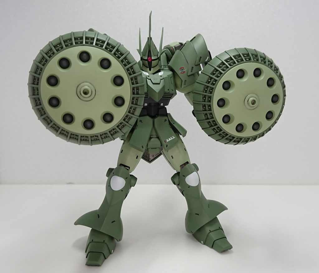 小型Iフィールド発生器搭載ミサイルシールド×2ニードルミサイルはギャンのものと変わらないが、ハイド・ボンブは10連装グレネードランチャーに変更されている他、シールド前面にあまり範囲は広くないもののIフィールドを展開することが可能、ただしエネルギー消費が激しいため基本的には電源はオフになっている。持ち手部分を加工した以外はヴァリュアブルポッドの盾そのままです、持ち手は撮影中に破損したので写真は持ってるように誤魔化してるだけです。