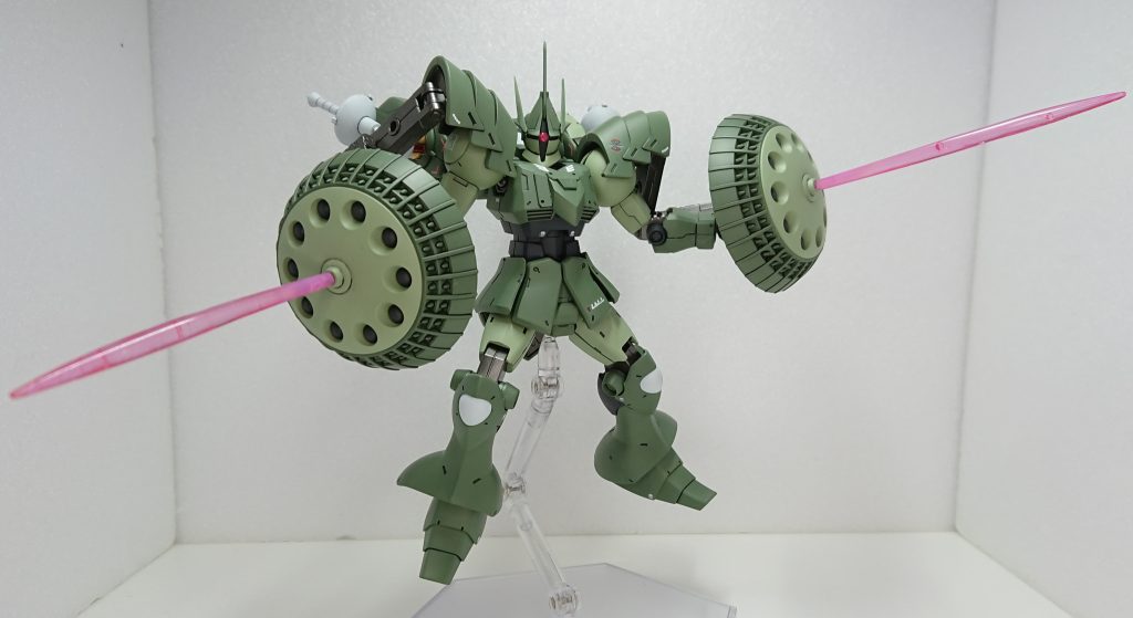 シールド内蔵ビームサーベルユニットシールド中央からはビーム刃を発生させることができる他、ビーム砲としても使用できる。