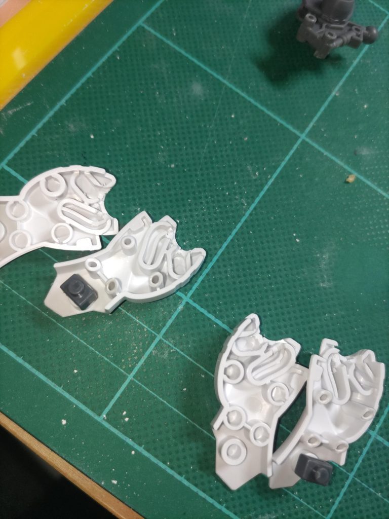 足の後ハメ加工。1パーツに2穴加工は大変でしたが上手くいきました。しかし、合わせ目消しがやはり塗装後に浮かび上がってます。