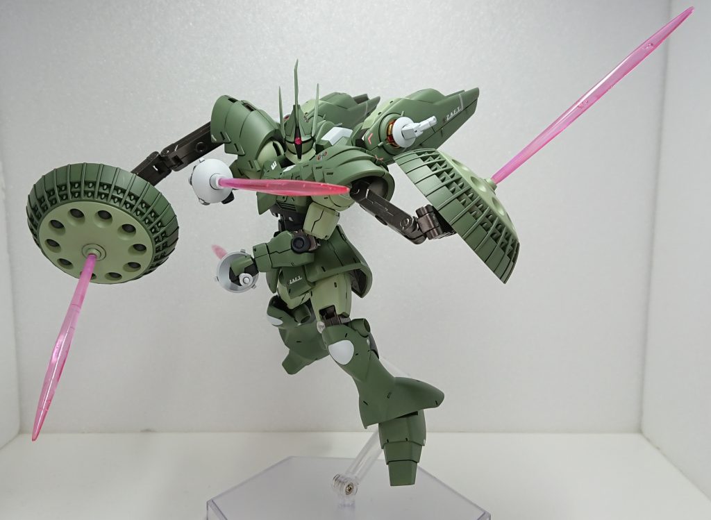 ビームサーベル×2、肩部フレキシブルアームユニット肩のアームユニットは技術が必要なものの第2の腕として使用が可能。ビーム刃はヴァリュアブルポッド付属のビーム刃をレジンで複製したのですが、下手過ぎてめっちゃ気泡が入ってしまいました。