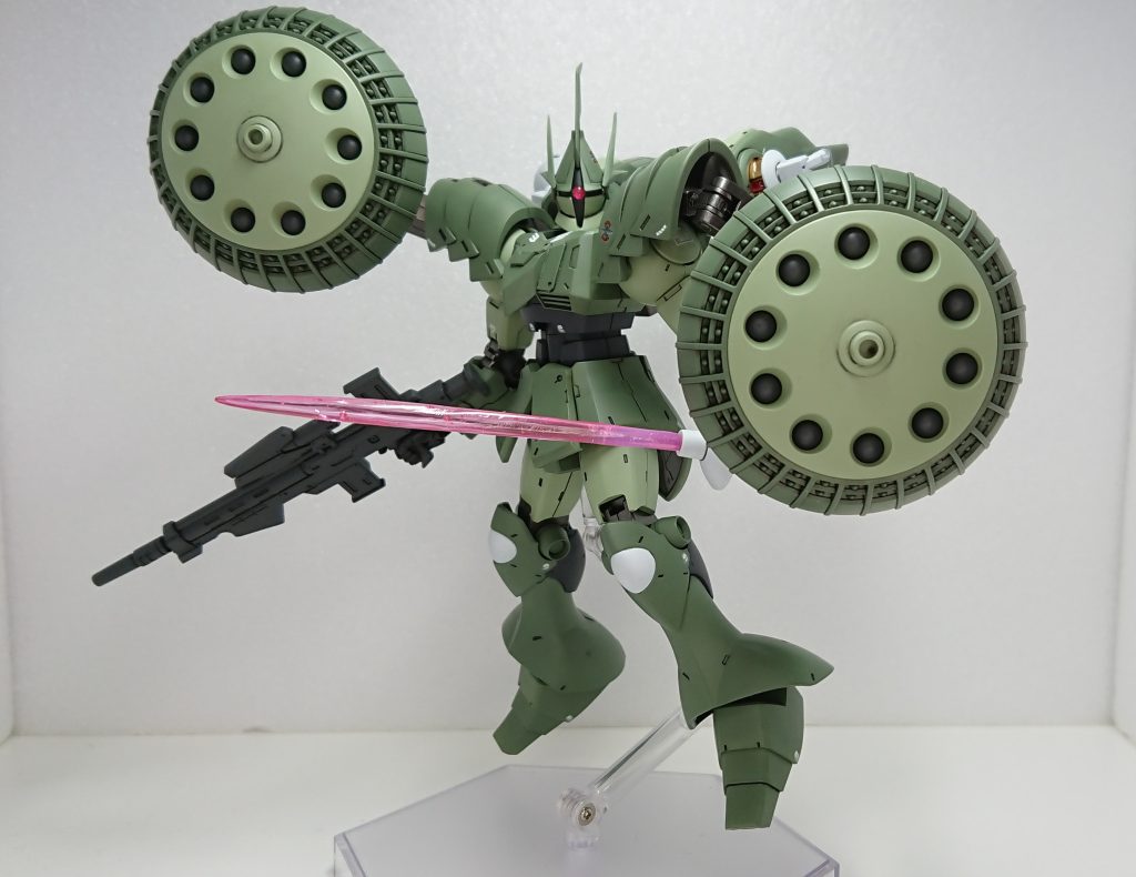 カラーリングはゲイツを参考にしましたがただのジオンカラーですね。ギャンシュトロームに影響されてビルド系イメージでギャンを改造し始め、ホントはR・ギャギャの盾が使いたかったのですが手に入らず、シュトロームの丸鋸盾を作る技術もないのでヴァリュアブルポッドの盾を使用しました、こっちの方が射撃の幅が広がるので最終的には正解かな?最後までご覧いただきありがとうございました。