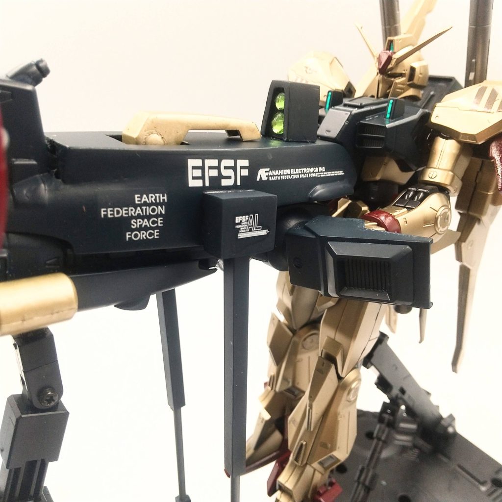 フルアーマーZZのバズーカを使ってディテールを追加しました。 スコープみたいなものを、プラ板で作って追加、バズーカを掴む所をジャンクパーツで制作追加。