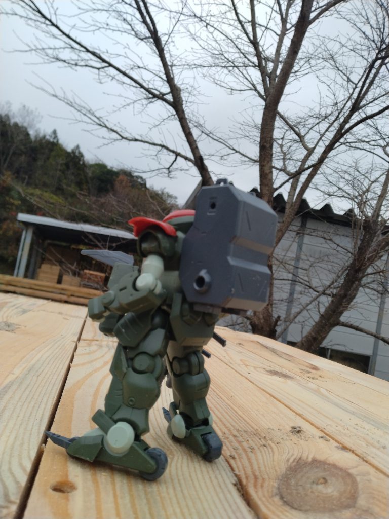 背中のバックパックを少し見ていたら陸戦型ガンダムに見えた。