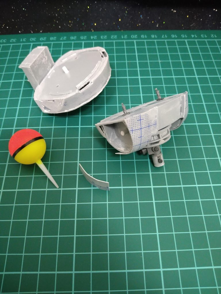 今回の制作方法はまず作ろうと思っているパーツの大きさよりも大体4ミリ位小さく【骨組み】を作りそこにプラバンを貼り付けて行くと言う方法……薄皮を貼り合わせ…貼り重ねて行く…というイメージでの方法に挑戦致しました!🤔その方法の手順は、できるだけ削り出し整形をしないように…できればいきなりその形になるように…🤔比較的柔らかく扱いやすい〘Wave〙さんの0.5㍉のプラバンをある程度丁度いい大きさに切り出して(あまり大きいとキビシー😅1cm×3cm前後位が目安)その切り出したプラバンを《爪を立てギューッ》と引っ張り伸ばすとそのプラバンが湾曲、丸くなりますので張り付けたい場所に合う様に引っ張りながら形を作り余分な所はカットして…2枚目からはまたギューッと形を整えたらその1枚目に張ったプラバンの切り口どうしができるだけ合わさる様にカットして骨組みに瞬間接着剤で〘点付け〙この方法で骨組みをパーツの完成形を意識しながら囲み《1層目》の張り付け完了!😆次に《2層目》…😁1層目完成の段階でプラバンの合わせ目で段差や角立ちがありましたので、軽くペーパーで角を無くし1層目と同じ合わせ目の位置に“ならない”ようにプラバン切り出してまた《爪を立てギューッ》1層目の貼り付けたい場所に当てて確認しながら形を整えて接着2層目からの接着方法は〘速乾の流し込み溶剤〙を使い見えないので何となく…なのですが😅1層目と2層目…プラバンどうしの貼り付ける〘面〙全てに行き渡るようなイメージでたっぷり溶剤を流し込み、乾燥後のヒケの不安もありましたのでその後直ぐに《ギュゥッ、ギュゥッ、》とプラバンを強く貼り付ける様なイメージで…親指が痛い位力強く撫でる様なイメージで😅溶剤を《絞り出し》ました🤣…そして2層目の2枚目からはまた爪を立て引っ張り伸ばし形を整えた後、1層目の時よりもできるだけ意識してプラバンどうしの切り口が《ピタッ》と合わさる様にカットこの溶剤で〘貼りながら合わせ目消し〙するようなイメージ……全て貼り終え乾燥後…合わせ目のデコボコを削るついでに完成形を意識しながら微調整…早い段階でペーパーヤスリ等で削って《2層目》完了!😅…次《3層目》…😓3層目も合わせ目が2層目に貼ったプラバンと同じ所にならないようにずらして貼り、乾燥後…気になる所は直しながら微調整しながら二層目と同じ要領で🥲ペーパーで形を整えながらデコボコ削って《3層目》完了!🥲…次《4層目》!…😨四層目も合わせ目の位置だけは意識してずらしながら三層目と同じ方法…ただこの段階で完成形を意識しながらのペーパーがけ微調整は終わり…ボコボコ削って《4層目》完了!😰ハイ!次ラスト《5層目》!…😭5層目は4層目までに完成形への微調整が完了しておりますので、後は合わせ目の場所等…より丁寧に貼るだけ!😩💦…で、合わせ目のデコボコある程度丁寧に削って無事《5層目》完了!😵……これで……🤔0.5㍉を引っ張り伸ばして少し薄くなったプラバン    ✕(かける)    5層    一(ひく)微調整でヤスリで削ったぶん    =(は)だいたい2ミリ前後…位 😅テキトー…と言う事で、こんな感じで肉厚2ミリ位の装甲のパーツを作っていきました🤣…乾燥後…関節やギミック等の受け土台に使いそうな骨組みと強度の必要な所の骨組みは流し込み溶剤で完全に接着!その他の必要性の感じない骨組みはとりあえず瞬間接着剤の点付けでしたので《パキッ》と取り外しました!😅そしてどうしても上手く制作できなかった穴等は〘Wave〙さんの〘モリモリ〙というポリパテを使っております!😚これで〘1パーツ〙完成!でございます!😆予想以上に軽くなり、強度もありましたので良かったと思います!🤗そして私説明が下手で文字にすると〘とても面倒くさくて大変!〙と思われるかもしれませんがこの制作方法…〘ファンファン〙の制作の手間と比べると《ひたすらヤスリがけ》🤣等の《こころのダメージ》も少なく😁うんと制作が楽でございました!😚ヨカッタ~…こんな感じでパーツを作り増やしていきました…😅…ちなみに〘アッグガイ〙制作の時撮り忘れた〘浮き〙も写しておきました!😁この〘浮き〙塗装が厚くデコボコしていたので塗装を落としました!😋以降はこの横ラインは無く、白か薄黄色の球体でございます!😁..