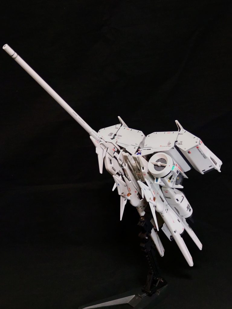 台座の角度を変えられるように支柱をアクションベース2の物に代えています。最初、付属の支柱で飾ると「なんか下向いてる？、うまく写真が撮れない？」と思ったので、接続部を切断して移植、取り替えて見たところ良い感じで撮影できるようになりました😁。