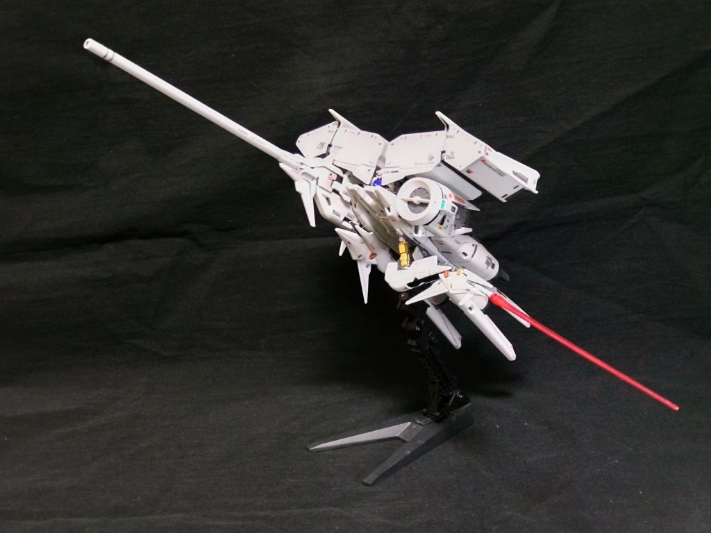 クローアーム展開、ビームサーベル装備。クローアームを横にして支柱の角度を変えているだけですが動きがある様に見えませんでしょうか？