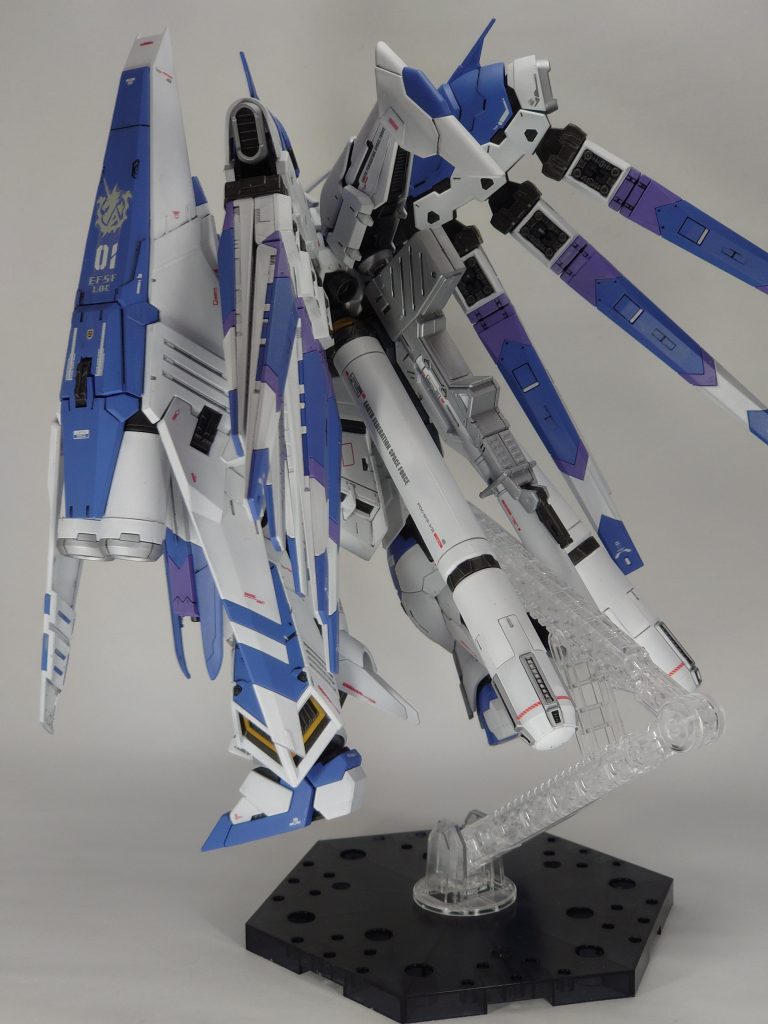 HWS装備にするにあたって以下の工作をしました。・スカート部分のみνガンダムから拝借して取り付けてます。・胸部分のパーツは、サイズが合うように切ったり削ったりで加工して装着しています。・脚の追加パーツと盾に関しては、ネオジム磁石を仕込んで装着しています。