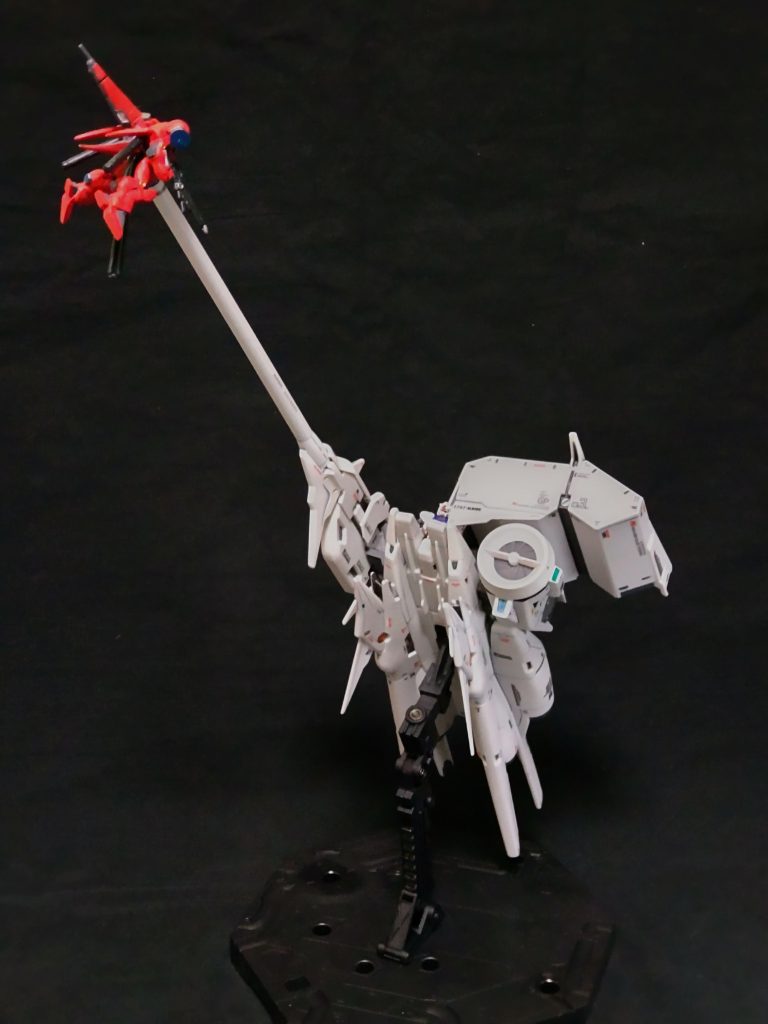 「おまえはいったいどっちの味方だぃ！」「がぁ～！」「なにぃ？」ドゴォこれ、デンドロビウムとガーベラテトラがあれば、やりたくなりませんか😄。辰年と言うことで「昇龍拳！」みたいな😁、実際角度をつけて突き上げてます。