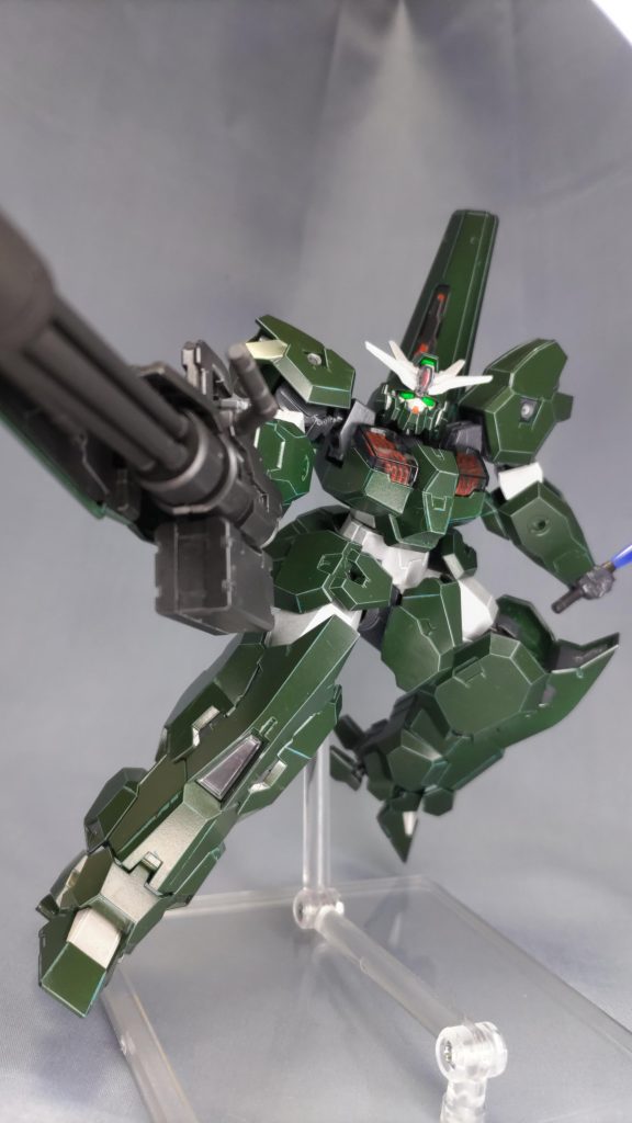 箱絵風に。緑パーツは、やってしまうと苦労が水の泡なのでスミ入れはしていません。他のパーツも同じように加工するよう塗装はしてあるのですが、成型色から離れすぎた色にするのが受け入れがたく、ほぼ目立っていません。それっぽく見せるために、黒パーツにはあえてライトグレイでスミ入れしました。お腹を塗っていないのはワザとです。ルブリスソーンで塗り忘れたので。