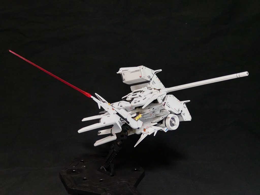 ムサイの艦橋を横切りながらブッた切るシーン。1/550のサイズとアクションベース2だからできるディスプレイ😁。