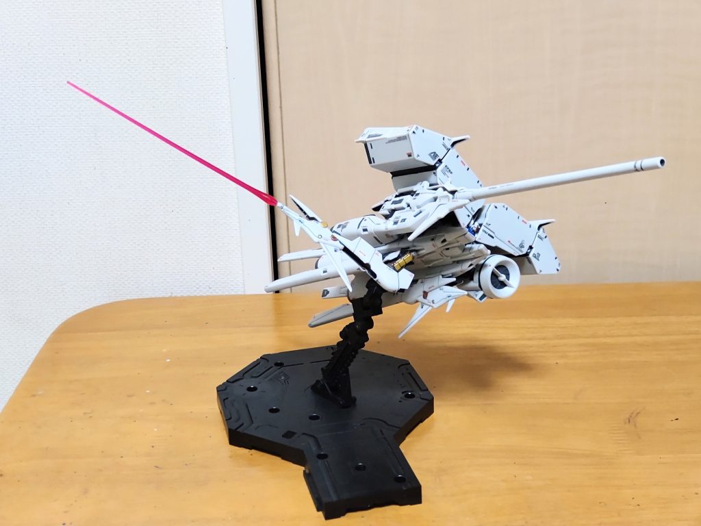 明るところで見るとこんな感じ。アクションベース2の支柱、角度を色々変えれるので大胆なディスプレイができます。ここまで角度を変えると流石に元のベースでは倒れるので、ベースを大きい物に代えてます。動きを確認していた後、「さぁ撮影」と組み替えしてる時に悲劇は起こりました😭。