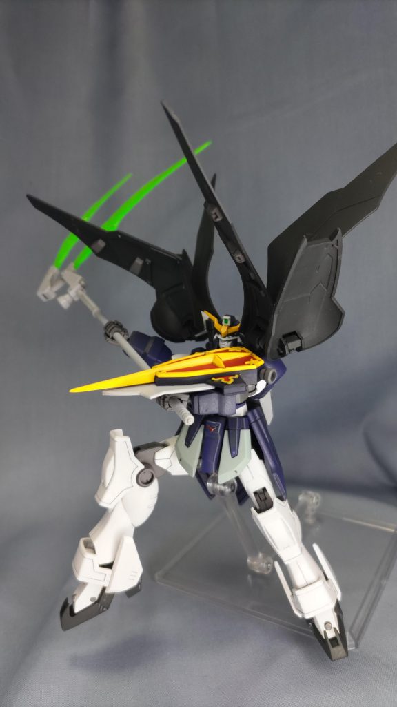 ツインビームサイズを振り上げて。ガンダムサンドロックから始まったウイング以降のHGACシリーズということで、稼働はいいですよね。サンドロックにはなかった足のロック機構は所持していないので分かりませんが、デスサイズも共通機構なんでしょうかね?ポーズの下手さは少し目をつぶってください……