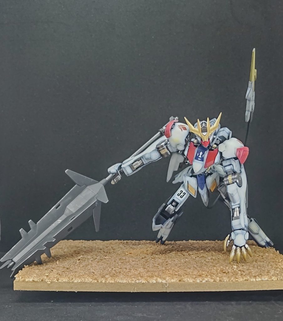 バルバトスルプスレクスとバルバタウロスのミキシングで人狼がイメージでした。ただ、ポーズのせいか人狼感がうまく出せて無いと言う…