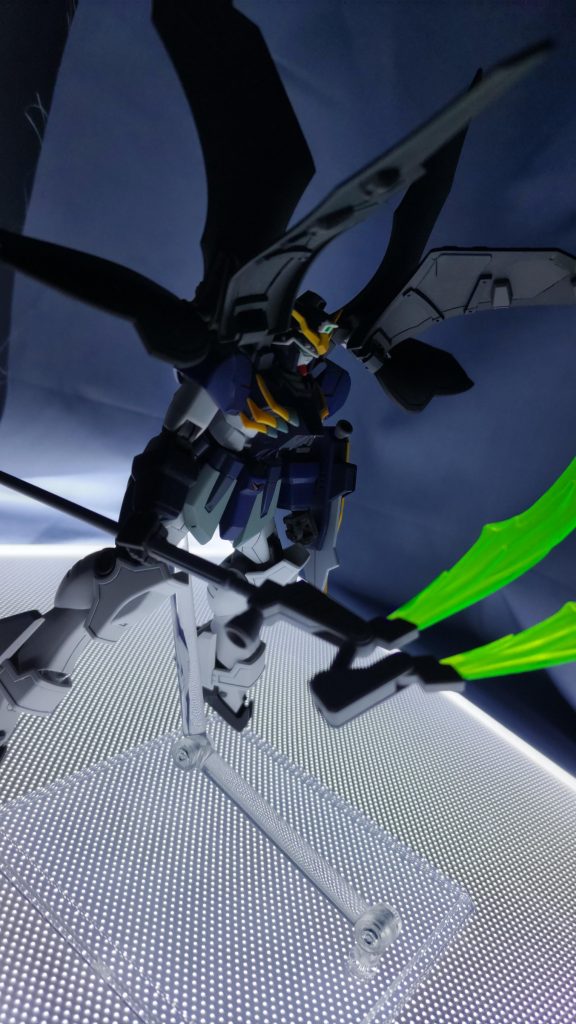 ライティングボードを購入したので試してみました。下からボヤっと光る様はカッコいいです、下手さも誤m…スタンド位置はなぜそうしてしまったのか…