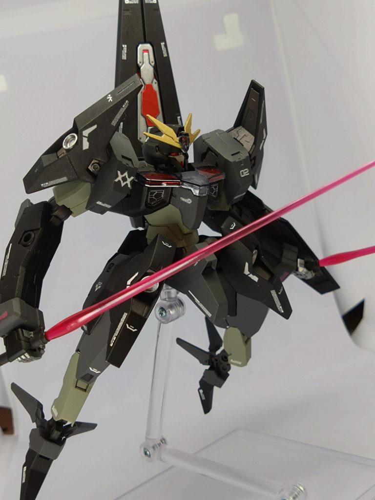 気持ち的には近接戦の方が合う気がします。黒い機体なので赤いサーベルをハインドリーシュトルムから拝借。某宇宙戦争物語のあの方に近づいてきました。