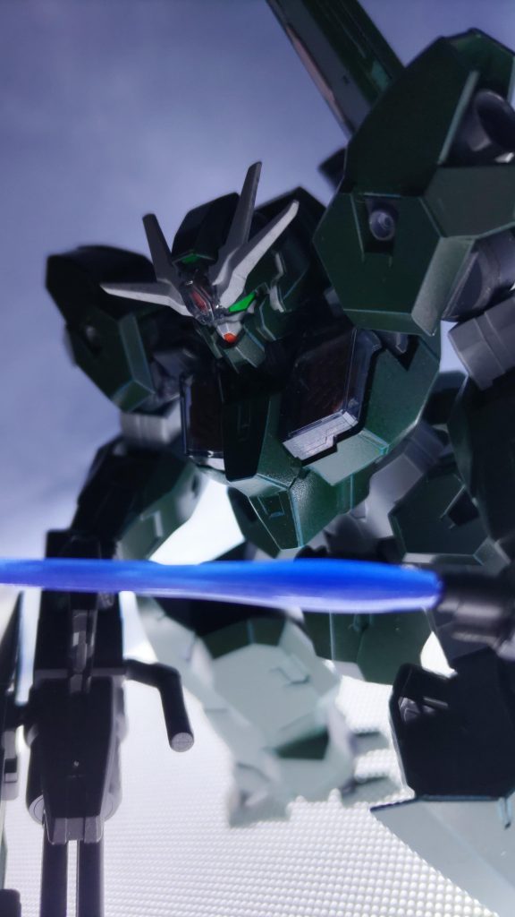 ライティングベースを使って。悪役っぽさが出る上に下手さもごまかせる、なんていい道具。目は蛍光塗装使ってますが、これならパーメット部も使った方が良かったかも。