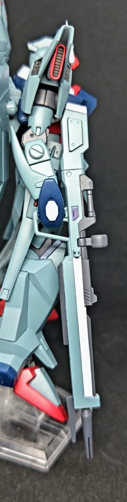 ライフルライフルもデスティニーベースにレジェンドのパーツを無理やりくっつけて整形。銃身の方はプラ棒を芯に延長して、砲身をジャンクパーツから流用。腕部なんてデスティニーそのままにディテールアップパーツをつけてアウトラインをレジェンドっぽくする程度です。