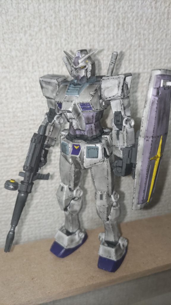 前面から。BEYOND GLOBALは以前から気になっており、ガンダムベースでG-3ガンダムを見つけたので購入しました。しかしガンダムベースのサンプル見てて、何か違和感。