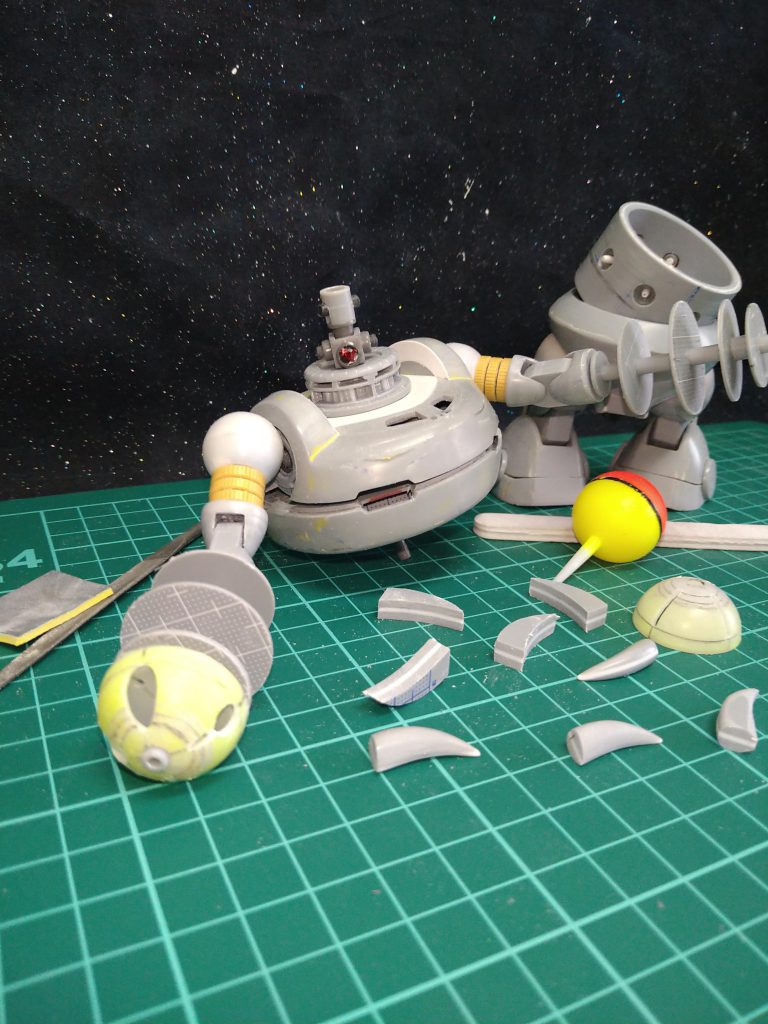 …結局〘アイアンネイル〙はプラバン貼り合わせブロックを作った後の削り出し整形…😭ア~とりあえず飽きたので、手を止めて🤣《ここからどうしよう🤔》と考えている時の写真…😅モノアイはとりあえず制作中イメージしやすい様に百均の赤いキラキラテープ丸めてモノアイに突っ込んだだけでございます…🤭途中から写真用に以前投稿させて頂いた〘他のキットの使わなかったモノアイシール〙を貼り付けております😙...