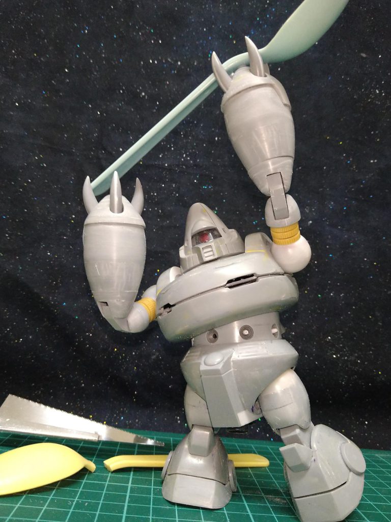 テッテレ~♪😲肩のシールドは、家にあった使い古しのプラスチック製のスプーンを使いましたもちろんきれいに洗ってからの制作でございます😚強度の欲しい所は時々写真に写っております白いプラバン…《TAMIYA》さんのプラバンを使い制作しております!😚…あっ😲!《肩》と《太ももの付け根》も白いのですがこれは〘浮き〙でございます…😅.