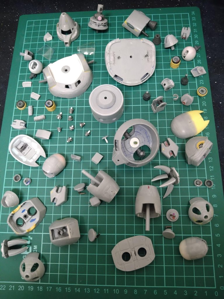 できるだけ塗装が楽になるようにこんな感じでパーツを作りました!😆…けっこうパーツ数増えてしまいました…😅頭部土台やアイアンネイル、腹部のメガ粒子砲等もう少しバラバラにする事ができますが写真に写したらぐちゃぐちゃでよくわからなくなってしまいましたので😅とりあえずこんな感じでございます!😋.
