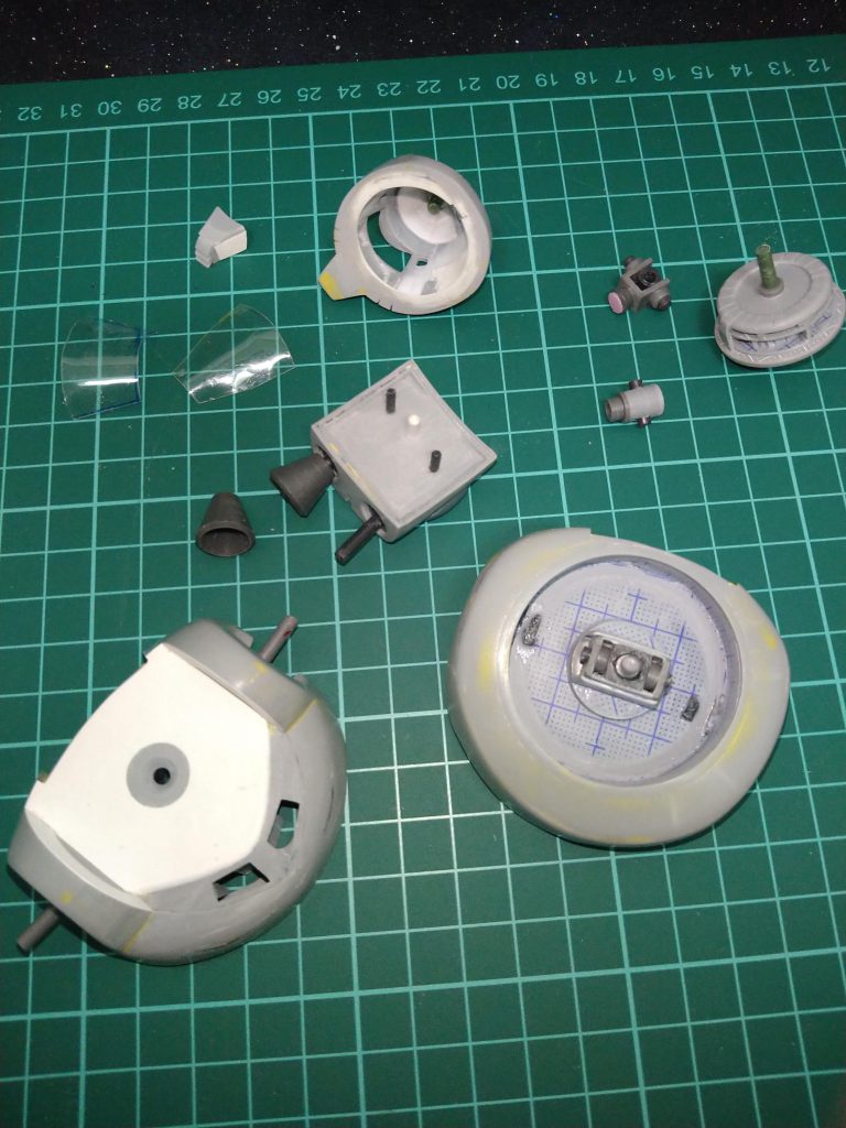 真ん中の上にありますのが〘頭部外装パーツ〙でその左にあるのが〘口ダクトパーツ〙その下にあるのが〘モノアイカバー前後〙です〘頭部外装パーツ〙右側にあるのが何かのバーニアとポリキャップ等で作った〘モノアイパーツ〙その右にあるのが〘頭部土台パーツ〙その左下にあるのが〘モノアイの抑え兼頭部外装パーツと土台パーツの接続用パーツ〙プラパイプの中にポリキャップが入っております😙真ん中にあるのが〘ランドセル〙と〘バーニア〙その左下にあるのが〘胸パーツ上〙このパーツの表面処理がどうしても上手くできませんでしたので(ギズだらけ😩穴だらけ😫)💦《TAMIYA》さんの0.2㍉のプラペーパーを貼りました😚その右側にあるのが〘胸パーツ下〙です見えづらいのですが、このパーツに付いている〘腹パーツ〙への接続はポージングの為ボールジョイントを使っております!😚.