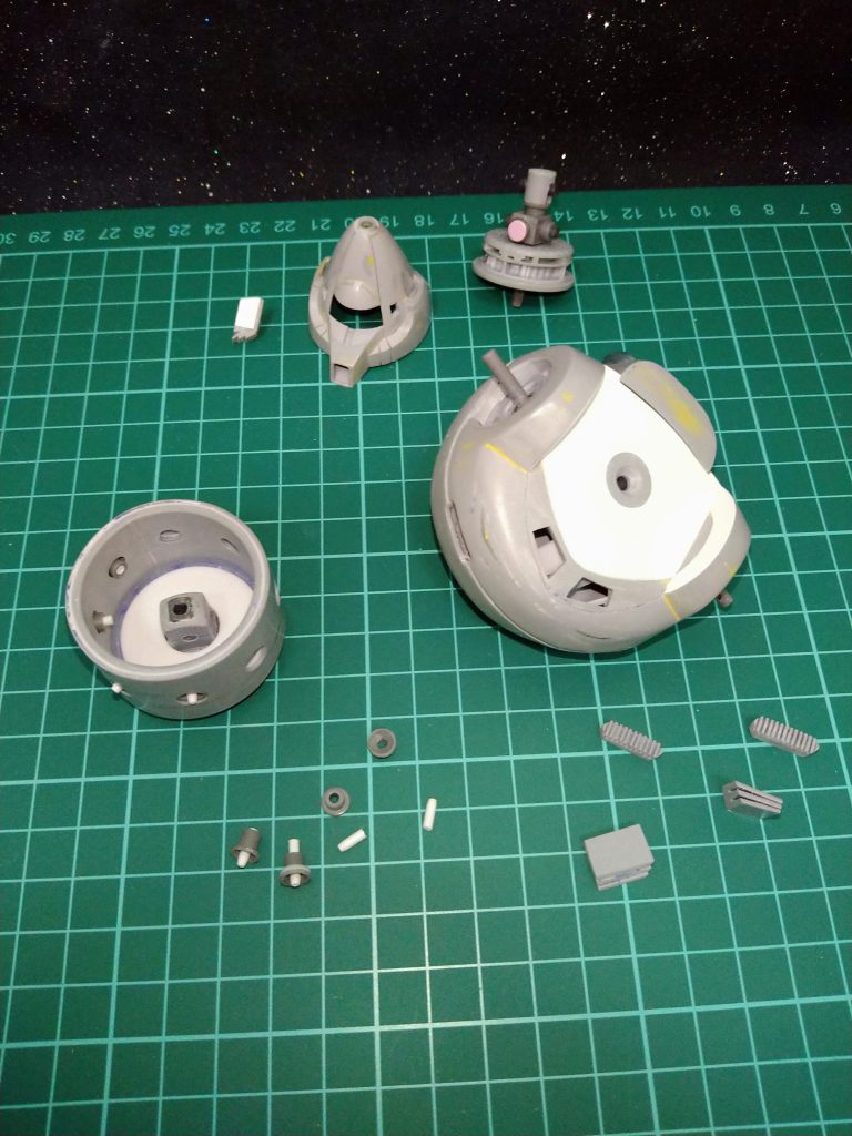 頭部の一部と胸パーツ上下にランドセルパーツを組んで見ました😚その〘胸パーツ〙の下にあるのが胸パーツに入る〘ダクトパーツ〙でございます!〘胸パーツ〙のすぐ下にある縦溝の入っているパーツは胸パーツ正面のダクトパーツ…横溝の入って見えるパーツは胸パーツ上面に入るダクトパーツでございます!😁真ん中の左側にあるのが〘腹パーツ〙でその右下に散らかっているのが腹パーツに入る〘メガ粒子砲パーツ〙でございます!このパーツも塗装の為接着は致しません!😚.