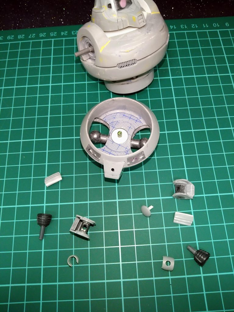 その〘頭部〙〘胸部〙〘腹部〙のパーツを組んでみました!😁そのすぐ下にある写真中央にあるのが〘腰パーツ〙です!その下に散らかっているのが腰パーツ用の〘ダクトパーツ〙と〘股下バーニアパーツ〙です左下にあるC形のパーツとその離れて右側にある置き方を変え四角く見えるパーツは〘股下バーニアパーツ〙の一部にポリキャップが丸見えでしたのでそれを隠す為のパーツでございます!😚塗装しやすいようにできるだけパーツがバラバラになるように作っております!😆.