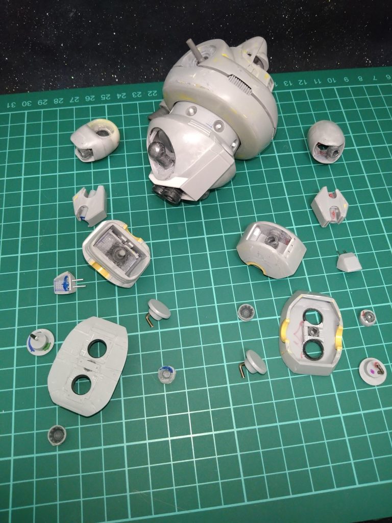 腹パーツもくっつけて、上半身ができました!😆その両脇にあるのが《浮き》を使った〘太ももパーツ〙その下に〘ひざ関節パーツ〙その下に〘スネパーツ〙…そのスネパーツに黄色に見える材料は百均に売っておりました《習字用の筆の軸》でございます😙その近くにあるのが〘ヒザアーマーパーツ〙このパーツも塗装しやすいように別パーツ…塗装後、差し込んで取り付けられる様に《ピン針》を使っております!😚その下の〘スリッパパーツ〙😅?足の裏のディテールも頑張って作りました!😚後は〘足の裏のバーニアパーツ〙と曲げたアルミ線のくっついている変なパーツ…😅〘くるぶしパーツ〙😅?💦でございます!.