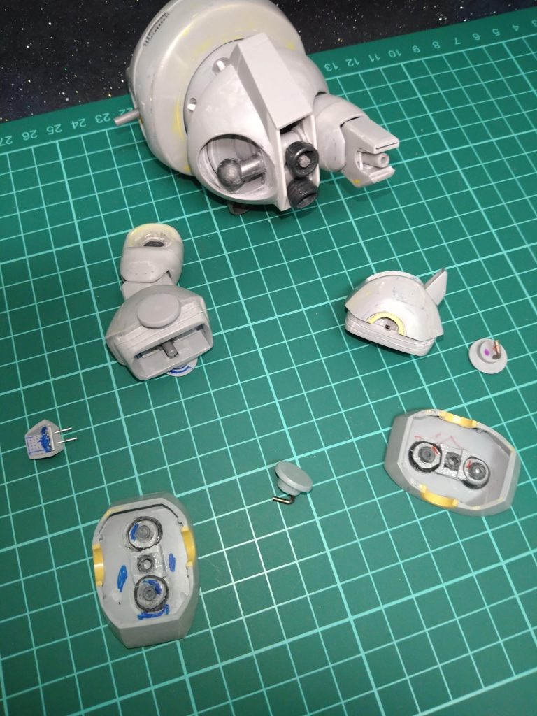 左側の脚、〘太ももパーツ〙〘ひざ関節パーツ〙〘スネパーツ〙〘くるぶしパーツ〙組んでみました😚〘スリッパパーツ〙にも〘足の裏バーニアパーツ〙収めました😁私の資料のイラストではゴックのように〘スネパーツ〙と〘スリッパパーツ〙の間に隙間が無く😟足首のある機体ではございませんので脚を開いた時の接地性がとても悪かったのでしっかり接地させたい時は、スネとスリッパの間、引っ張ると隙間があき、角度を付けられる様に制作致しました!😚〘くるぶしパーツ〙は〘スネパーツ〙〘スリッパパーツ〙どちらにも固定せず、隙間をあけた時にだいたい真ん中位にくるようにアルミ線引っ掛けギミックを作りました!😁これで脚を開いた《立ちポーズ》も『ビシッ』と決まる様になりました!😆………脚…短いけど…😅.