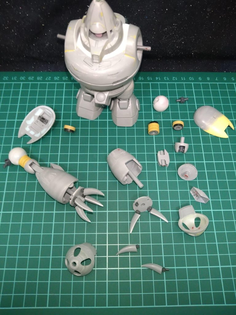 脚もくっつけて、やっと立つ事ができました😆その右に転がっている白い球…浮きで作った〘肩パーツ〙その右に今回も前回投稿させて頂いた〘ジム②〙と同じ《KOTOBUKIYA》さんの〘Tジョイント〙を使いその右斜め下にあるスプーンで作った〘シールドパーツ〙をつなぎます〘シールドパーツ〙の裏側は何となくディテールも作って見ました😚その左側にある百均の筆の軸を使った2つの黄色いパーツは〘二の腕ジャバラパーツ〙2つあるうちの右側短い方は《水中航行モード》の為の《差し替えパーツ》でございます!😚その下に〘二の腕ヒジ側パーツ〙その左下〘ヒジ関節パーツ〙その右下〘前腕ヒジ側パーツ〙その下にあるのが〘ヒジアーマーパーツ〙ですこのパーツも〘ヒザアーマーパーツ〙と同じ理由で《ピン針》を使っております!😚その下にあるのが…🤔ン~~なんて言えば良いのか……😅ワカラナイ………う…〘腕の先っちょパーツ〙でございます!🤣🤣このパーツは肩や太もも上部に使った《浮き》よりも大きな《浮き》を使い、先っちょの方にプラバン貼って、少しとがらせて形を作り《アイアンネイル》の通る穴と〘前腕部パーツ〙との接続の為の穴を開けております😚その左にあるのが《水中航行モード》の為のギミック土台パーツでございます!この土台パーツにアイアンネイルを接続するのですが、アイアンネイルも可動させたかったので、そのジョイントにこれも《KOTOBUKIYA》さんTジョイントの1番小さなパーツ使っております!😊その上にございますのが、〘前腕部パーツ〙でございます!😚このパーツから見えるプラパイプは《水中航行モード》のアイアンネイル収納の為の《レール》と〘腕の先っちょパーツ🤣〙接続と接続後に見える腕の先っちょの《メガ粒子砲》の3つの役割を持っております!😁.