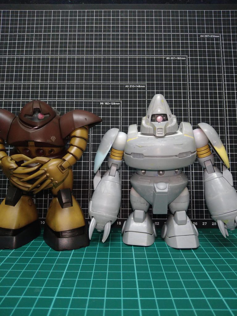 このジュリック、腕の付け根はボールジョイント…色々なポーズを作り遊びながらの撮影…😆……あららっ⁉😲片方の肩…下がったままになってる〜😋シッパイでも気にせず進めます…😅ゴックさんに来てもらいました!😚我が家のこのゴックさんの身長は、私のズボラな図り方で《12センチ8ミリ》でした🧐そしてゴックの設定の身長は《18.3メートル》でしたので18.3メートル   ÷(わる)HGの    144   =(は)0,127083…メートル…😫💦   =(は)12センチ7ミリちょっと😅チョットッテ…キットですので当たり前の話しではございますが😅我が家のゴックさんの身長はほぼ設定どうり😚細かい事を言うと、我が家のゴックさんの身長は《12センチ8ミリ》ですので、ゴックの設定身長《12センチ7ミリちょっと》より少し大きい😚…と言う理屈でジュリックさん…🤔設定身長が《18,7メートル》でしたので同じく144を割ると0,12986……メートル😵💦センチに直したらだいたい13センチ弱…😆ダイタイッテ…💦設定身長よりもちょっと大きいゴックさんに合わせジュリックさんもちょっと大きく…🤔だいたい13センチちょっと位を目標に制作致しました!😆チョットクライ…💦結果…少し大きくなってしまいましたが😅我が家のジュリックさんの身長は《13センチ2ミリ》になりました…😅デカイ…オシイ…まだ各所関節等に調整の《余裕》があります!😁でもゴックさんと並べたらそんなに違和感ございませんでしたので…と言いますか《とってもイイ感じ!🤩》でございましたので《これでヨシ!》と致しました!😁…と言いますか…そもそも私…この機体知りませんでしたので😅💦良いも悪いもございません!🤣🤣🤣…この《余裕》塗装完成後でも調整できる所にありますので、もし今後〈気に入らない!😤〉…と思う様な事がございましたら…多分無いとは思いますが…その時調整しようと思っております!😚..