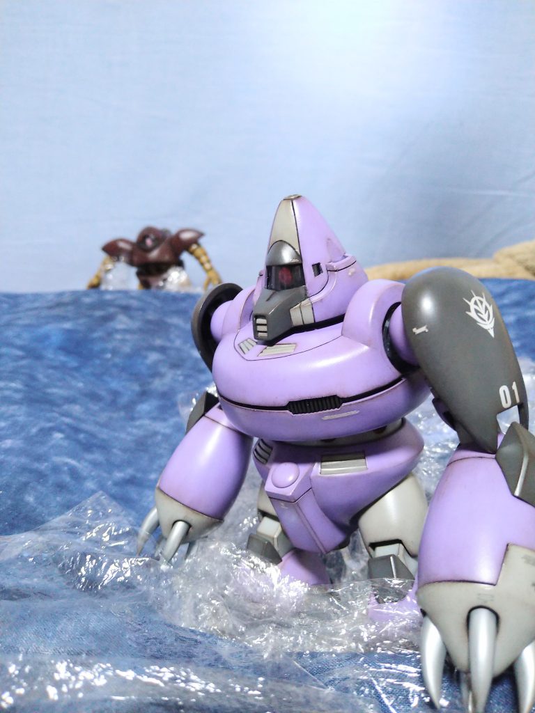 〈ゴック〉おい 新型はどうだ?〈ジュリック〉う〜ん…    普通に動かしてみただけだと          よくわからんなぁ〈ゴック〉なんだ 期待外れか?..…この海面の【水しぶき】は〘クレラップ〙を一度丸めてシワを作ってから敷きました😚作品にキズを付けず、見る気になればそれっぽく見えましたのでこれで決定!😚【太陽】は家にあった〘ライト〙で好きな所を照らしているだけでございます!😁.