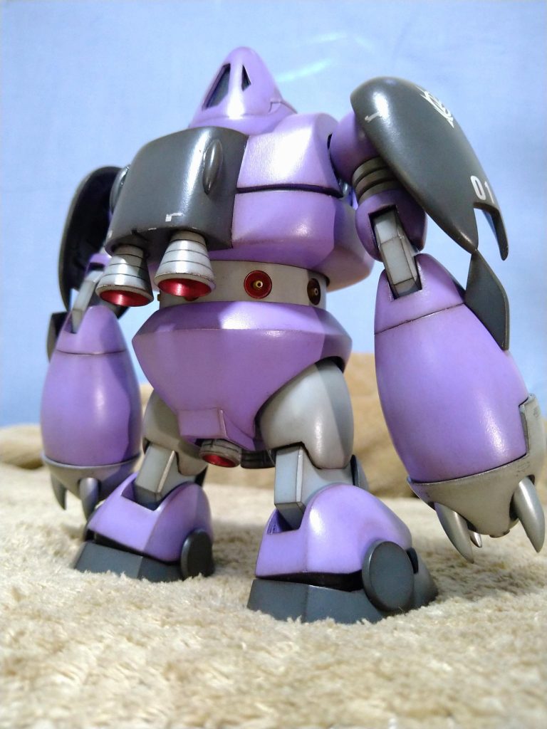 .モヤモヤ大爆発も もちろん撮影に夢中になった理由ではございますが、もう一つ…😚撮影場所が、いつものキッチンの片隅ではなくもっと大きなステージの様な撮影場所が必要でしたのでいつも私が使っておりますオッサン臭ほんのり香る〘ベッドの上〙をステージにしての撮影でございました!😁…早く終わらせて片付けないと私寝れない!🤣【空】の背景は〘布団カバー〙の柄の無い裏側……でも表側の《ネコのイラスト》が透けて見えてしまうので布団カバーの間にたまたま家にあった青色のフィルム(ガラス用のスモーク?)挟んで壁に張りました!😚【地面と山】はコタツ布団の柄の無い裏側…😆【海】はいつも宇宙の背景で使っている生地の裏側が青色で海ぽいので、これも裏側…🤭今回の撮影は私の資料本の最後にジュリックのマンガが書いてありまして…我が家には〘ゴック〙が1体しかいませんが🥲このマンガの設定では〘ゴック〙が2機います😂2体一緒に写った写真はございませんが、得に問題は無いと思いましたのでこのマンガの設定を参考にして進めて行く事に致しました!🤗...