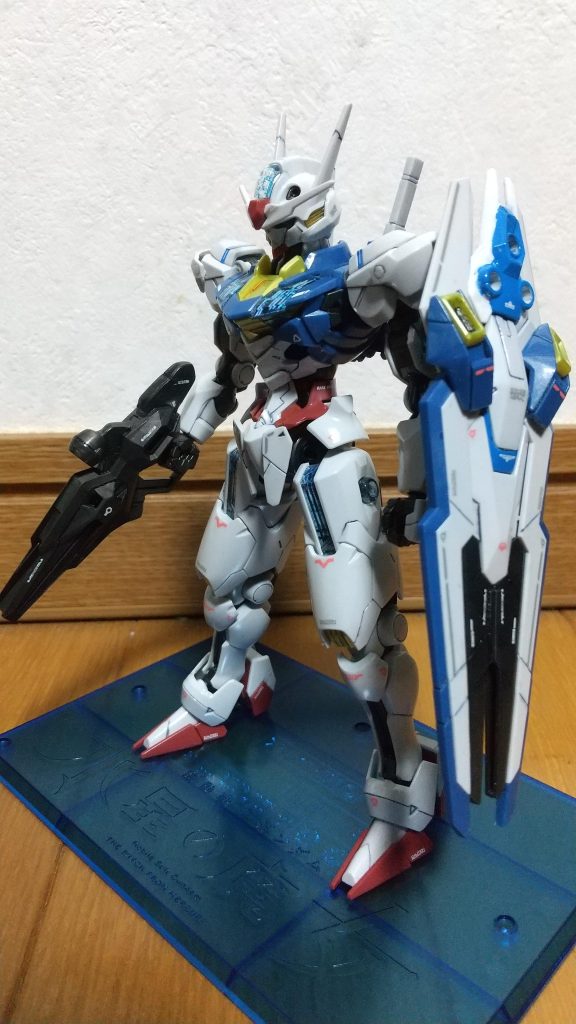 全身はこんな感じ。ガンビットの色が足りないところは塗り分けています。台座はロゴの部分を塗ろうかと思ってましたが、面倒になったので光沢トップコート吹いただけです。