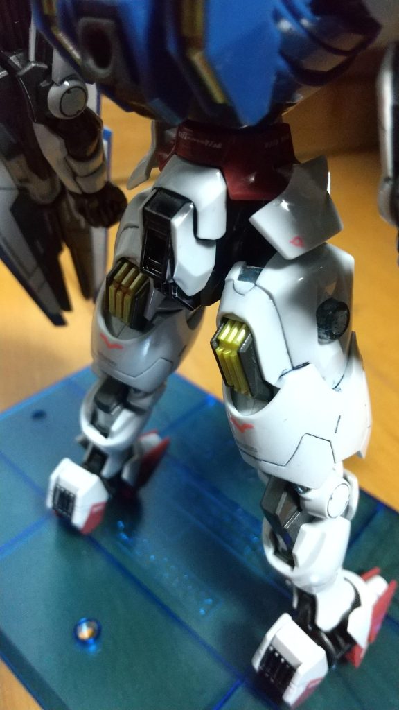 脚部背面アップ。あるYoutuberさんが紹介していた付け根パーツの左右を入れ換える簡単改造により、足が少し長くなっています。ここの合わせ目はわりときれいに消えてくれました。腰後ろと足裏のガンメタは部分塗装しました。