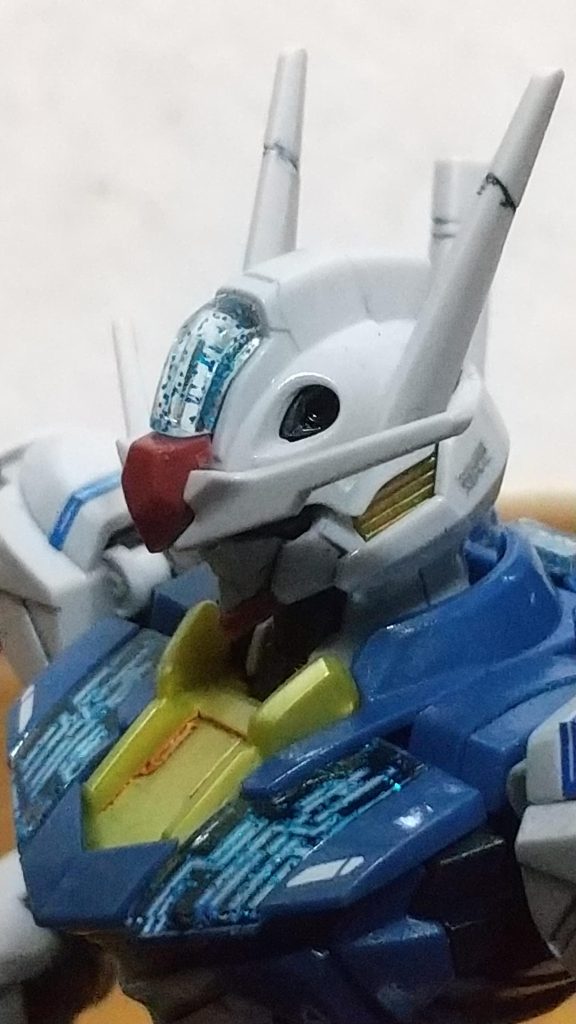 頭部アップ。胸部シェルユニットはインモールド成型のパーツです。センサー部分は成型色がメタリックグリーンになっていたので、それを活かすため塗装していません。この写真だと暗くて全く分かりませんが…