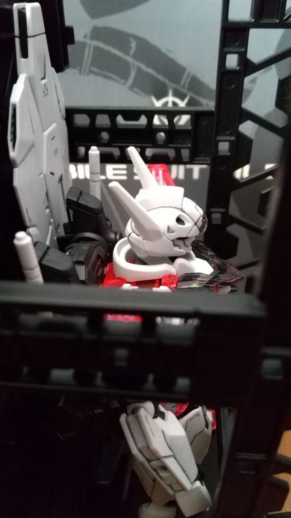 右横やや上から。実物大ガンダムをドックから見ている感じです。