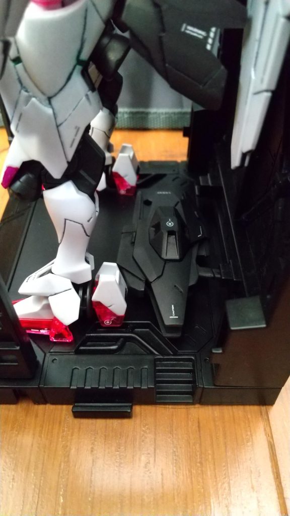 足元。せっかく合わせ目消ししたので撮りました。レシーバーガンはスペースの都合上足元に置いています。