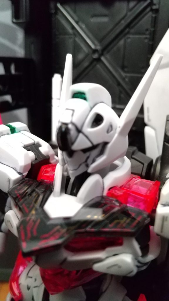 頭部アップです。ツインアイはクリアパーツなので当初そのままにしようと思ってましたが、予想以上に暗かったのでメタリックグリーンで塗っちゃいました。でもやっぱり暗い。 