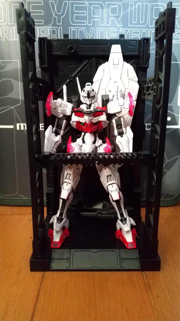 全景はこんな感じです。ガンビットシールドは台座の背面の板にある穴にはめ込んであります。