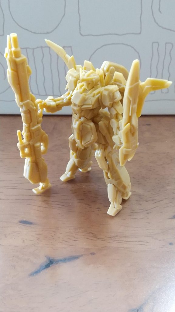 Ζは買ってしばらく放置していたやつです。こっちは44パーツで比較的簡単に組めました。唯一、アンテナがどうしてもはまらなかったので、ヤスリをかけてダボを少し削った上で、瞬間接着剤で接着しました。