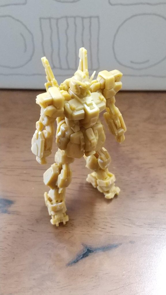 ガンダムMk-Ⅱ。G-ディフェンサー部分は外せて、Mk-Ⅱにできますがご覧の通り武器が何もなしになります。アンクルガードがちゃんと合わなかったため、接着してヤスリかけて整えましたが、若干白くなってしまった…